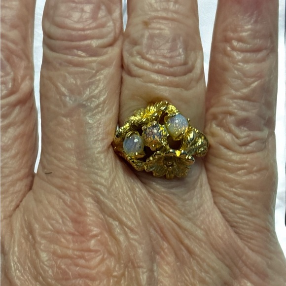 Vintage Avon Gold Tone Created Opals & Floral Ring Sz 5 to 6.5 - Picture 7 of 9